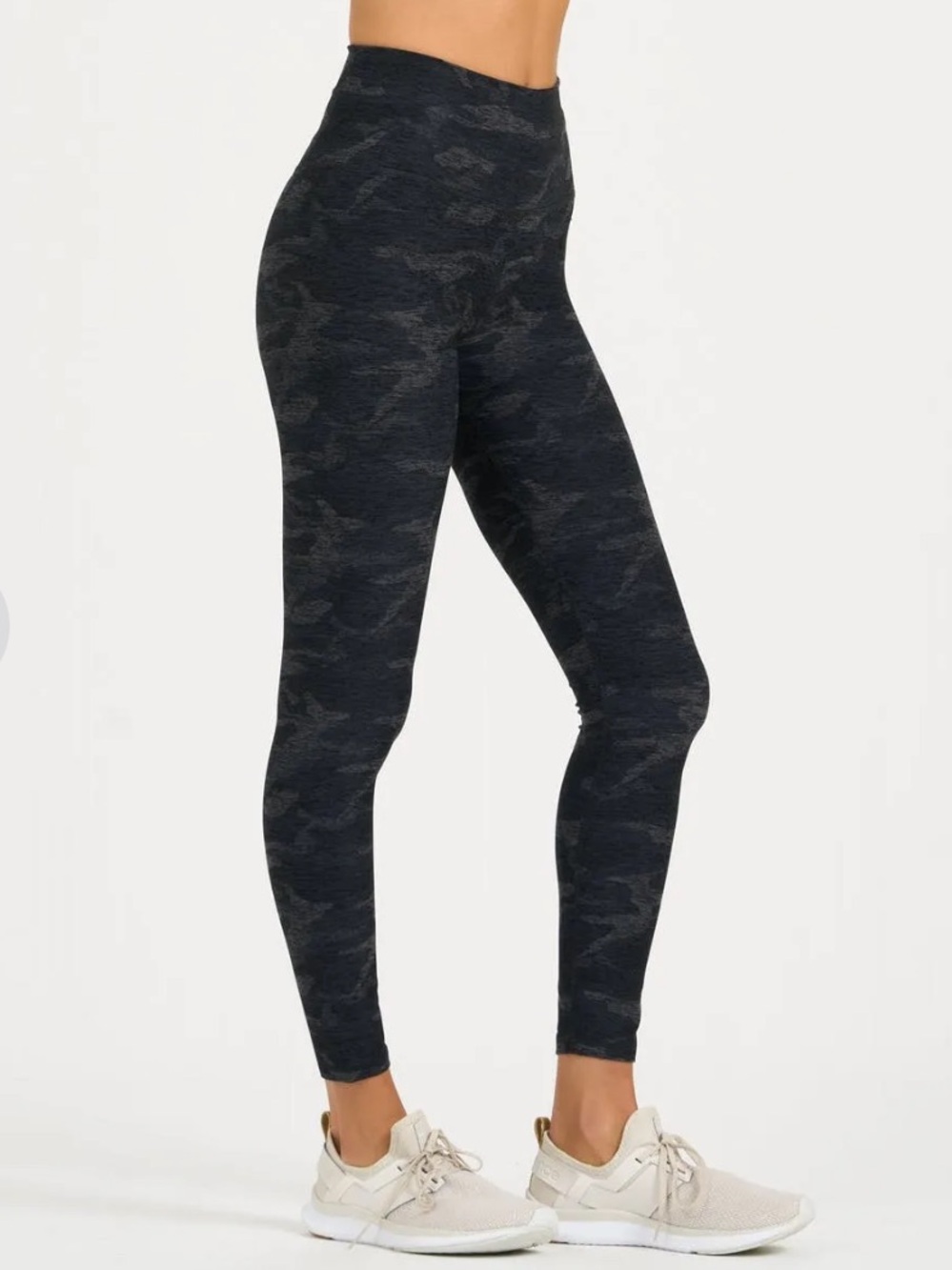 Vuori Clean Elevation Leggings in Black Camo - XS